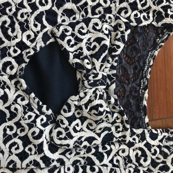 Flowing lace dress! - Picture 3 of 3